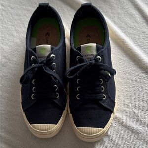 Cariuma Women’s Navy Canvas Sneakers